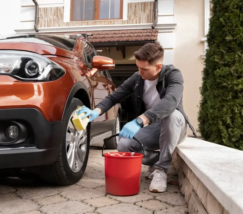 Lavage auto à domicile Abjat-sur-Bandiat : professionnel intervenant sur un véhicule